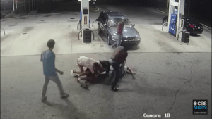 ¡De película! Intentó robar en una gasolinera y sus víctimas le cayeron a coñ*zos (VIDEO)