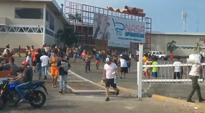 Así fue el saqueo al supermercado Nasa en Maracaibo (video)