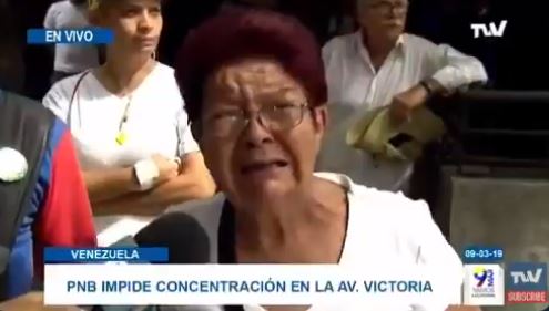 Es el dolor de todos los venezolanos: Abuela entre lágrimas exige la LIBERTAD para Venezuela (VIDEO)