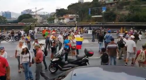 Manifestantes trancaron la Francisco Fajardo en Las Mercedes por falta de agua y luz #30Mar (Fotos y Videos)