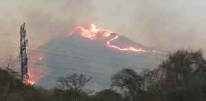 En Imágenes: Fuerte incendio azota cerro El Ávila este #18Mar