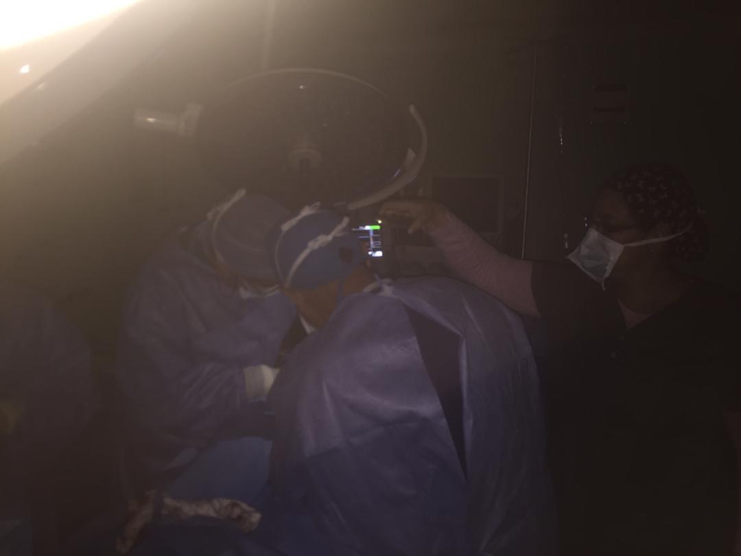 Médicos del Materno de Petare usaron luz de sus celulares en cirugía durante apagón rojo (fotos)