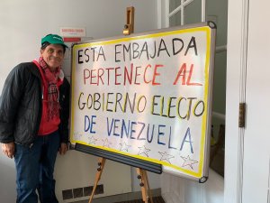 Comunistas gringos mantienen invadida la embajada de Venezuela en Washington #24Mar (Video)