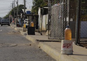 Viveza criolla… Denuncian que ante escasez de gasolina la venden a domicilio