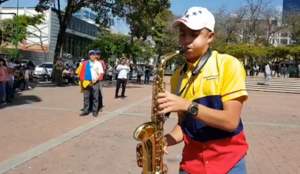 Escuchar “Venezuela” en saxofón mientras esperan a Guaidó en la Plaza Alfredo Sadel … te lo tengo (video)
