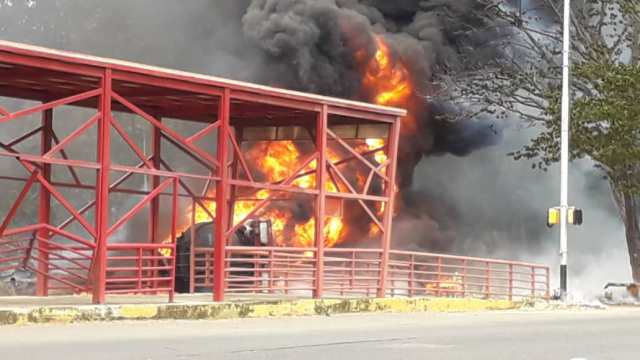  Gandola de gasolina se incendió al volcarse en la Avenida Guayana a la altura de la entrada del Parque Cachamay. Imagen cortesía.