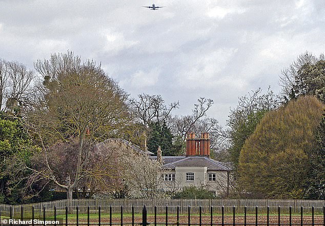 Un dron sobrevuela la nueva casa de Harry y Meghan y casi causa una tragedia (fotos)