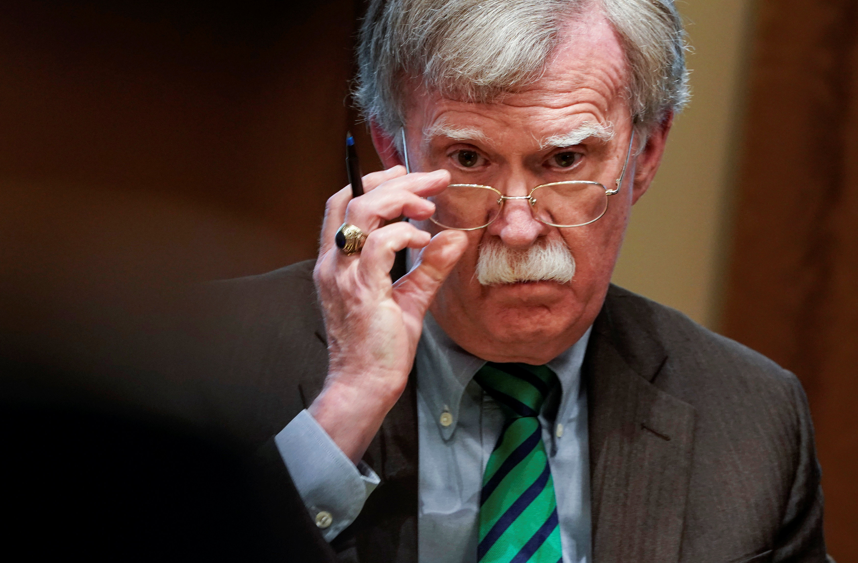 John Bolton advierte a Padrino López que las Fanb deben proteger a los venezolanos