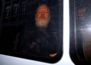 Julian Assange, condenado a un año de cárcel por violar la libertad condicional