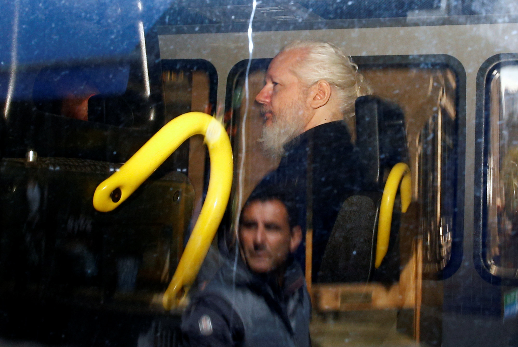 Detienen a un colaborador de Assange al intentar salir de Ecuador