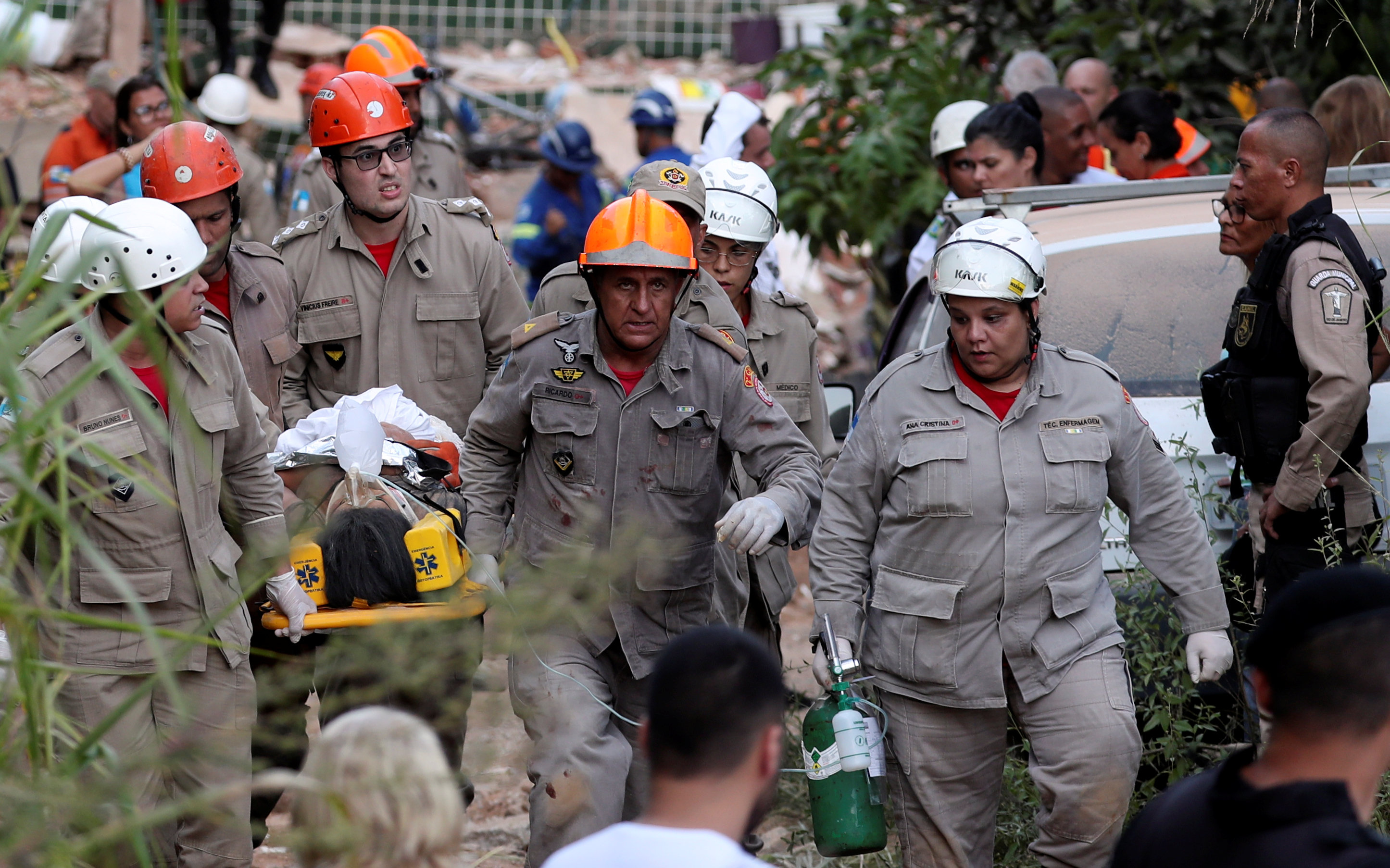 Continúa la búsqueda de desaparecidos tras derrumbarse dos edificios en Brasil