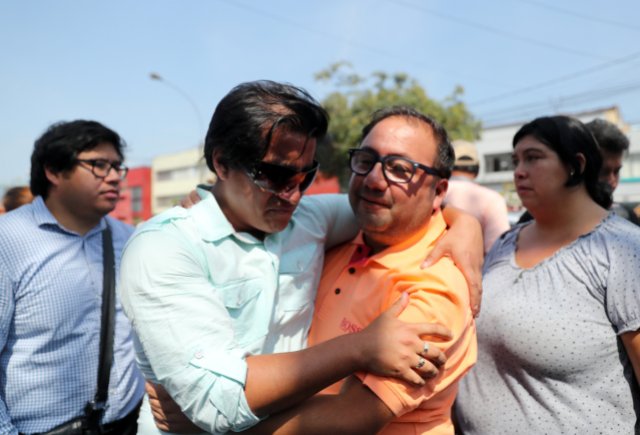 Los partidarios del ex presidente de Perú, Alan García, reaccionan después de que se anunció su muerte, en un hospital de Lima, Perú, el 17 de abril de 2019. REUTERS / Guadalupe PardoÊ
