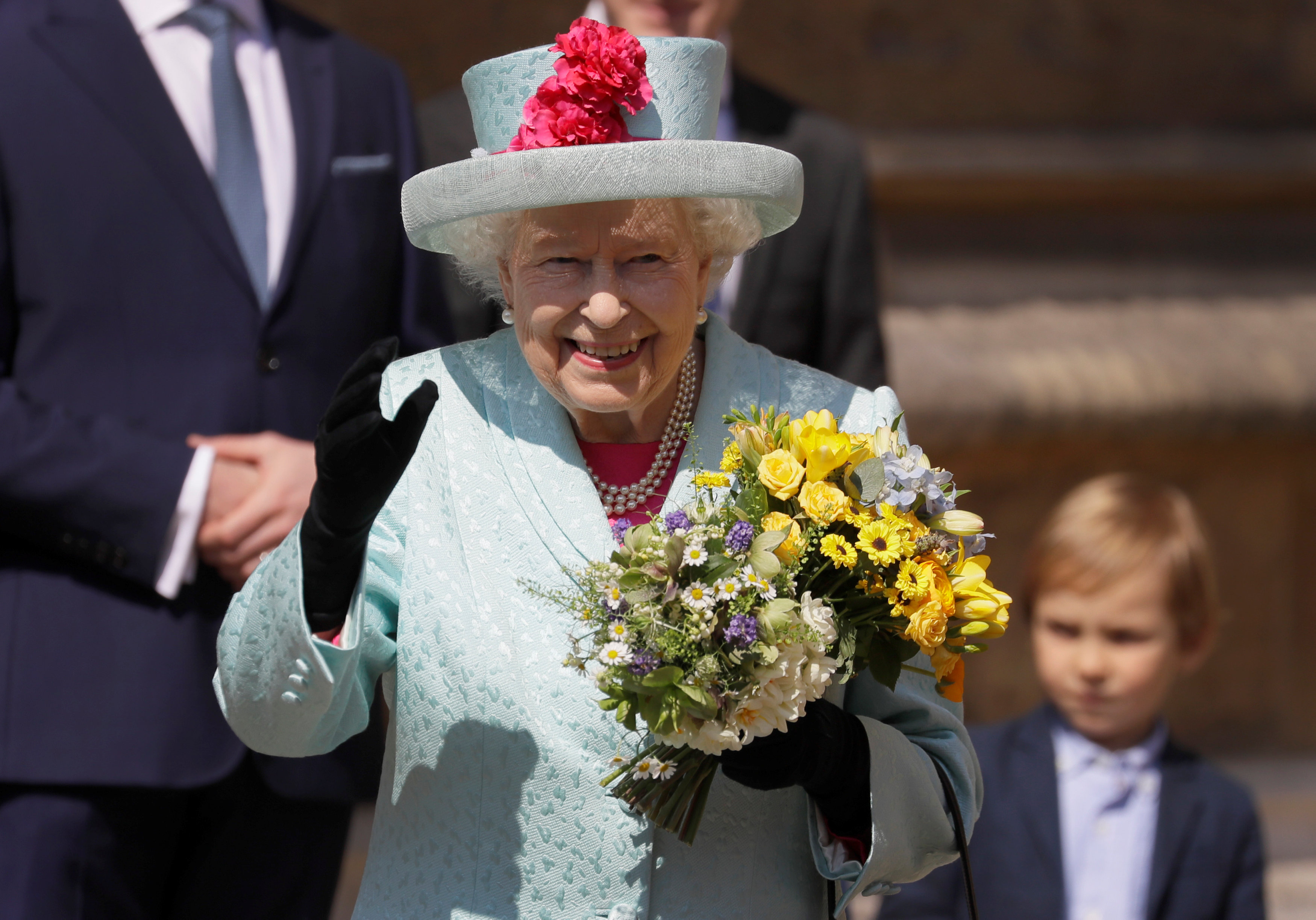 La reina Isabel acude a misa en su cumpleaños junto a la familia…pero faltó Meghan (fotos)