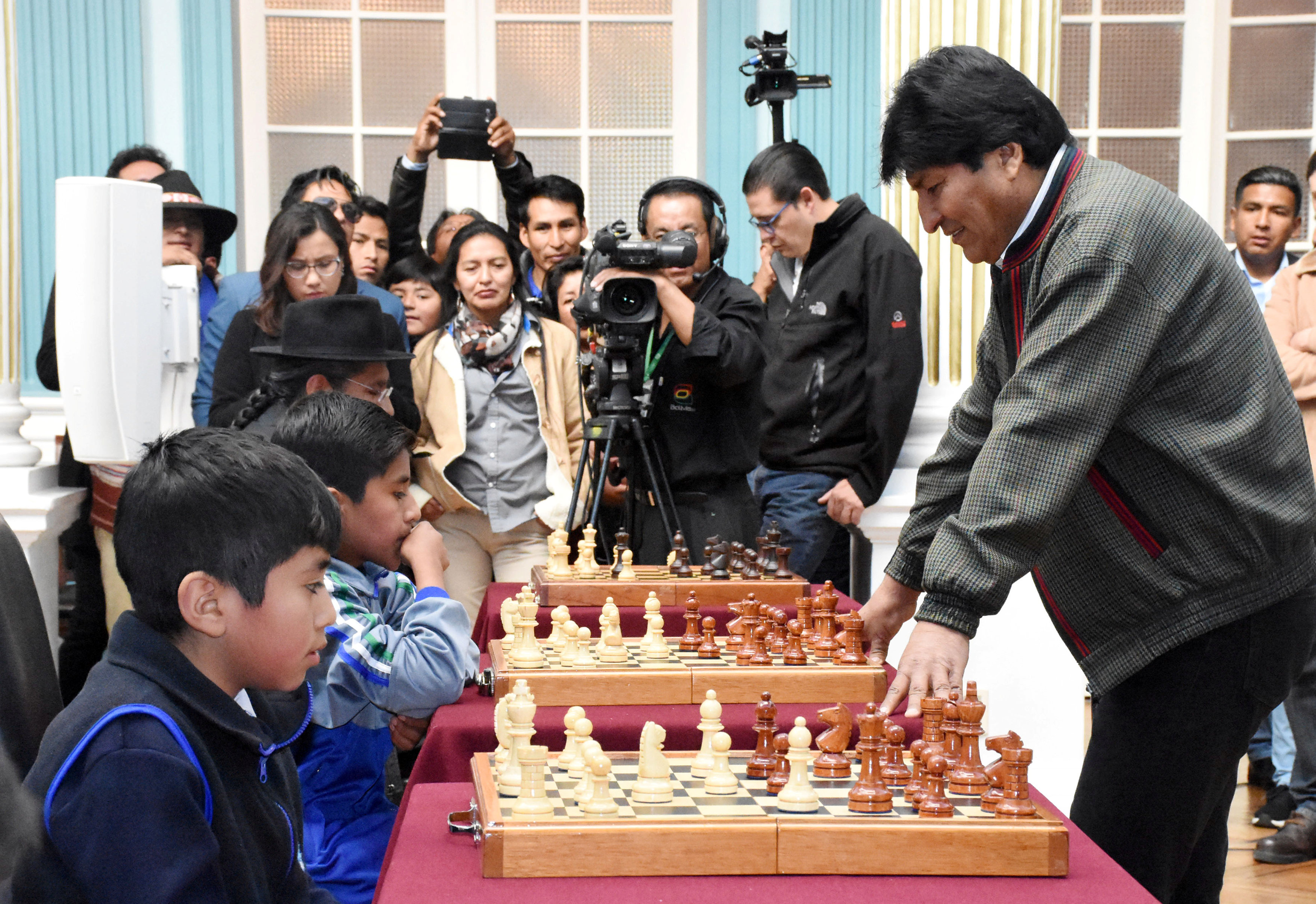 “Dios no le da cacho a burro”… niño le da una pela a Evo Morales jugando ajedrez (VIDEO)