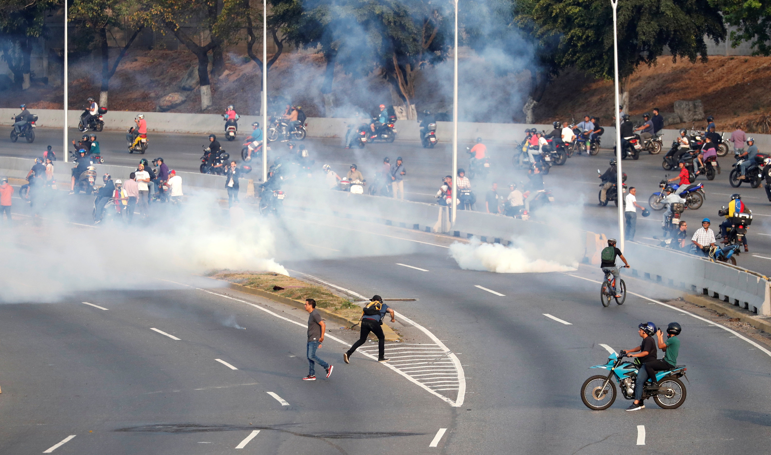 8:40 am Motorizado de la GNB arrolló a joven en el Distribuidor Altamira #30Abr