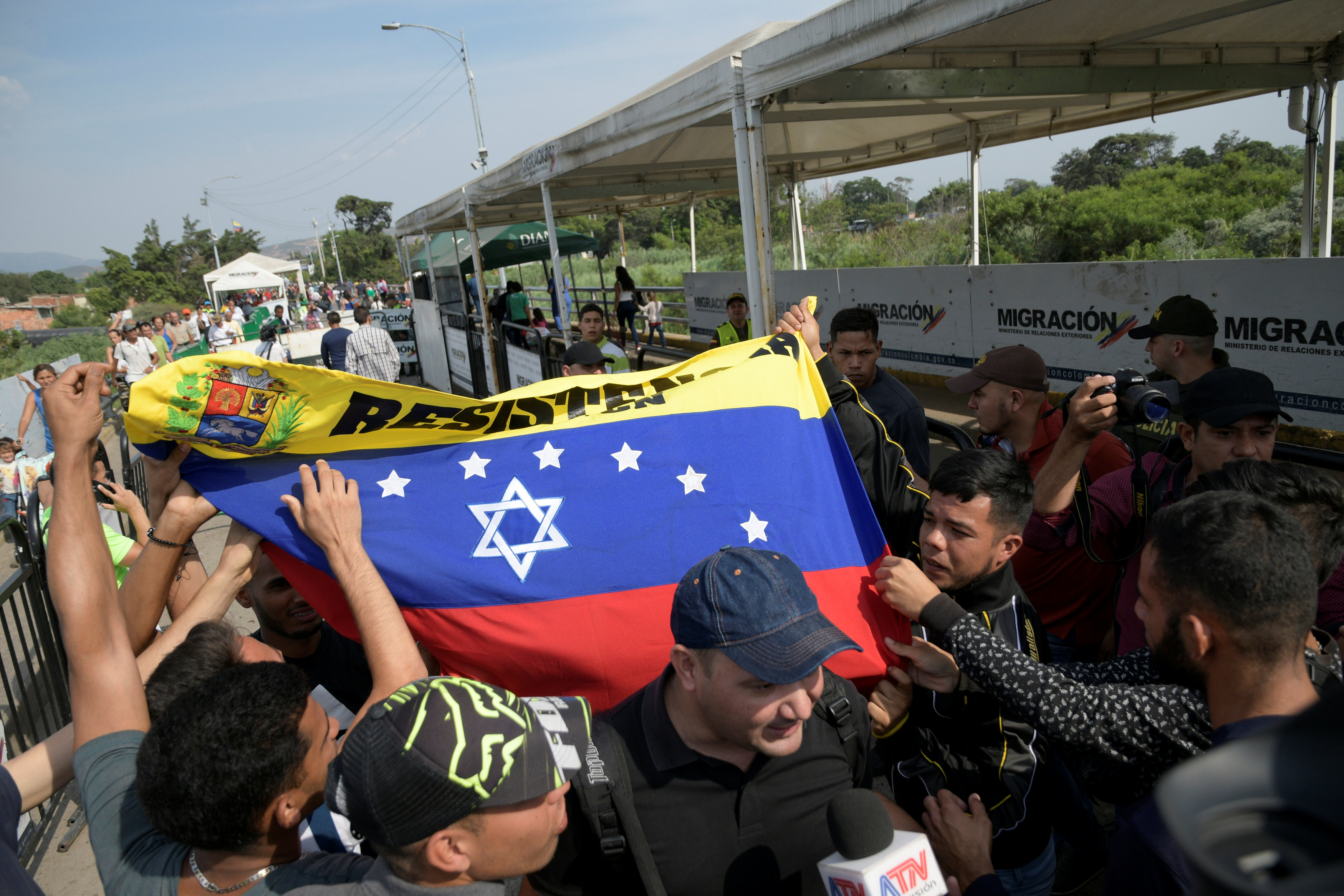 En el Puente Internacional Simón Bolívar celebraron la operación libertad anunciada por Guaidó