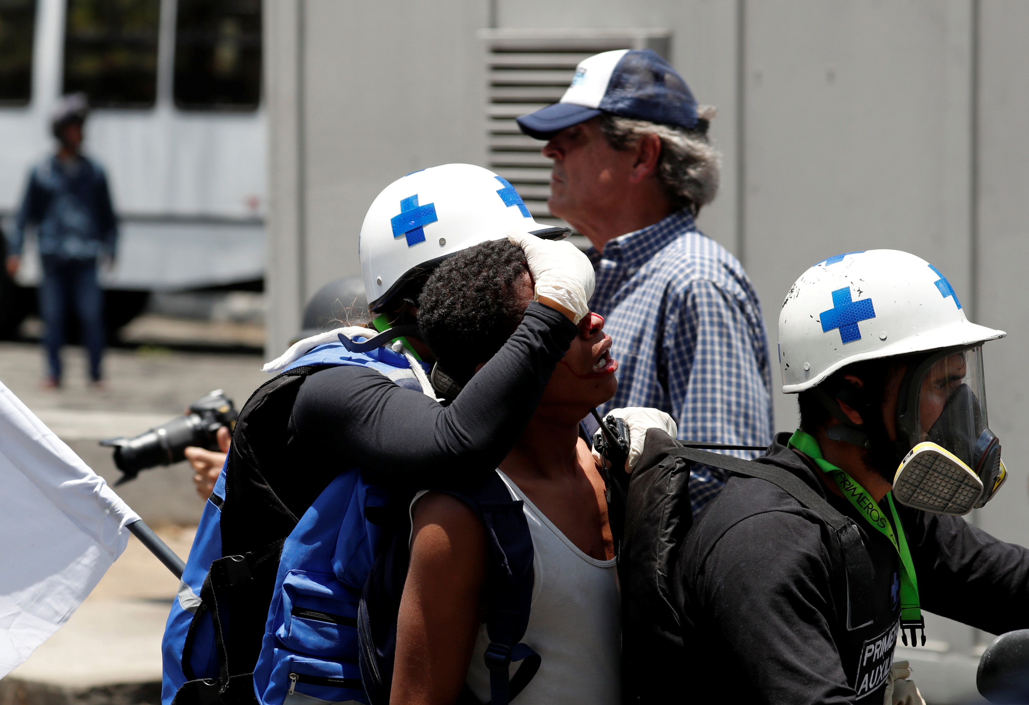 En VIDEO: Paramédicos venezolanos arriesgan sus vidas por otros