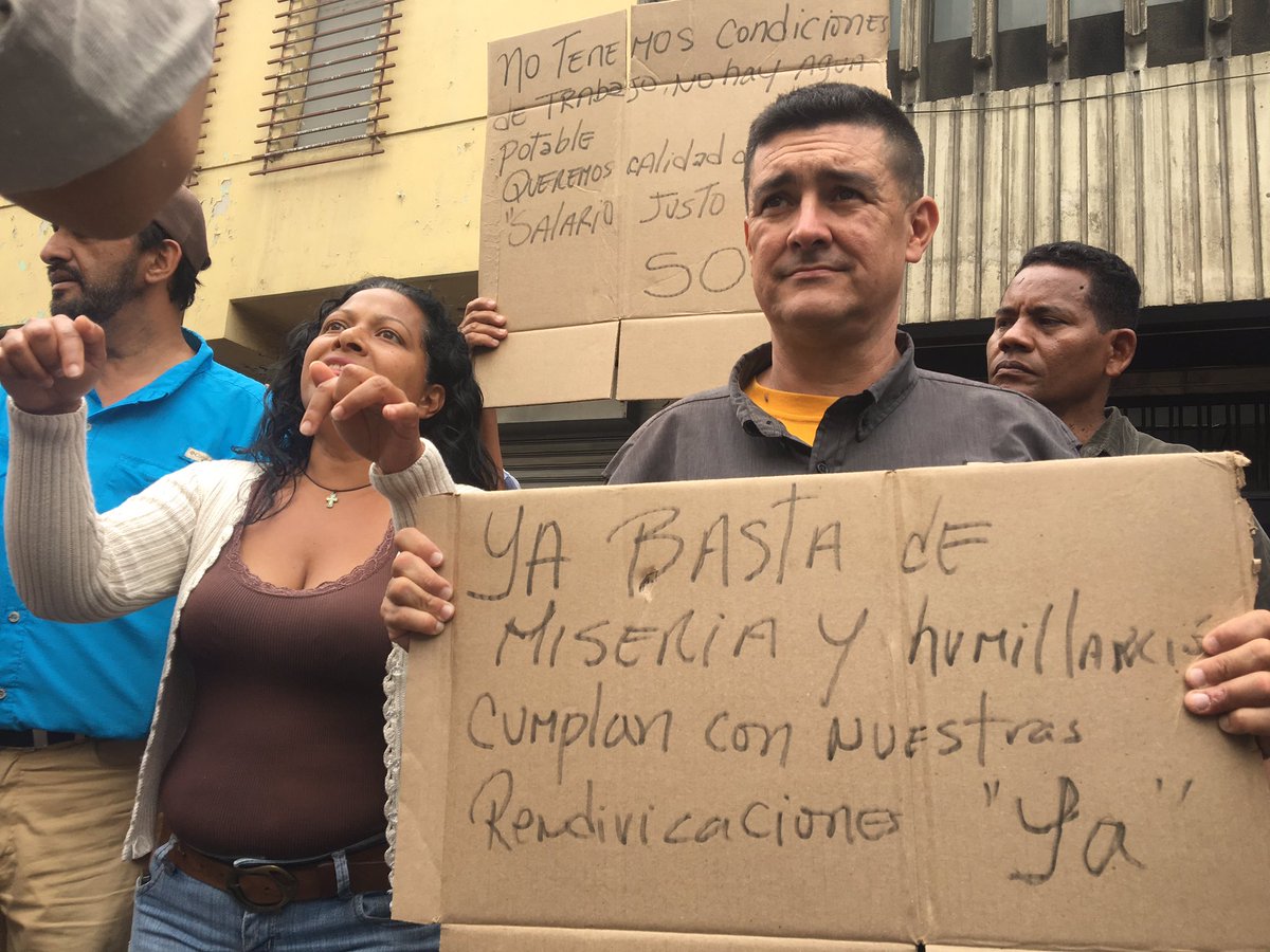 Hola, Erika Farías… Tus trabajadores protestan en la Avenida Lecuna para exigir sueldos dignos (FOTO)