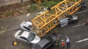 Desplome de una grúa de construcción sobre unos vehículos dejó cuatro muertos en EEUU
