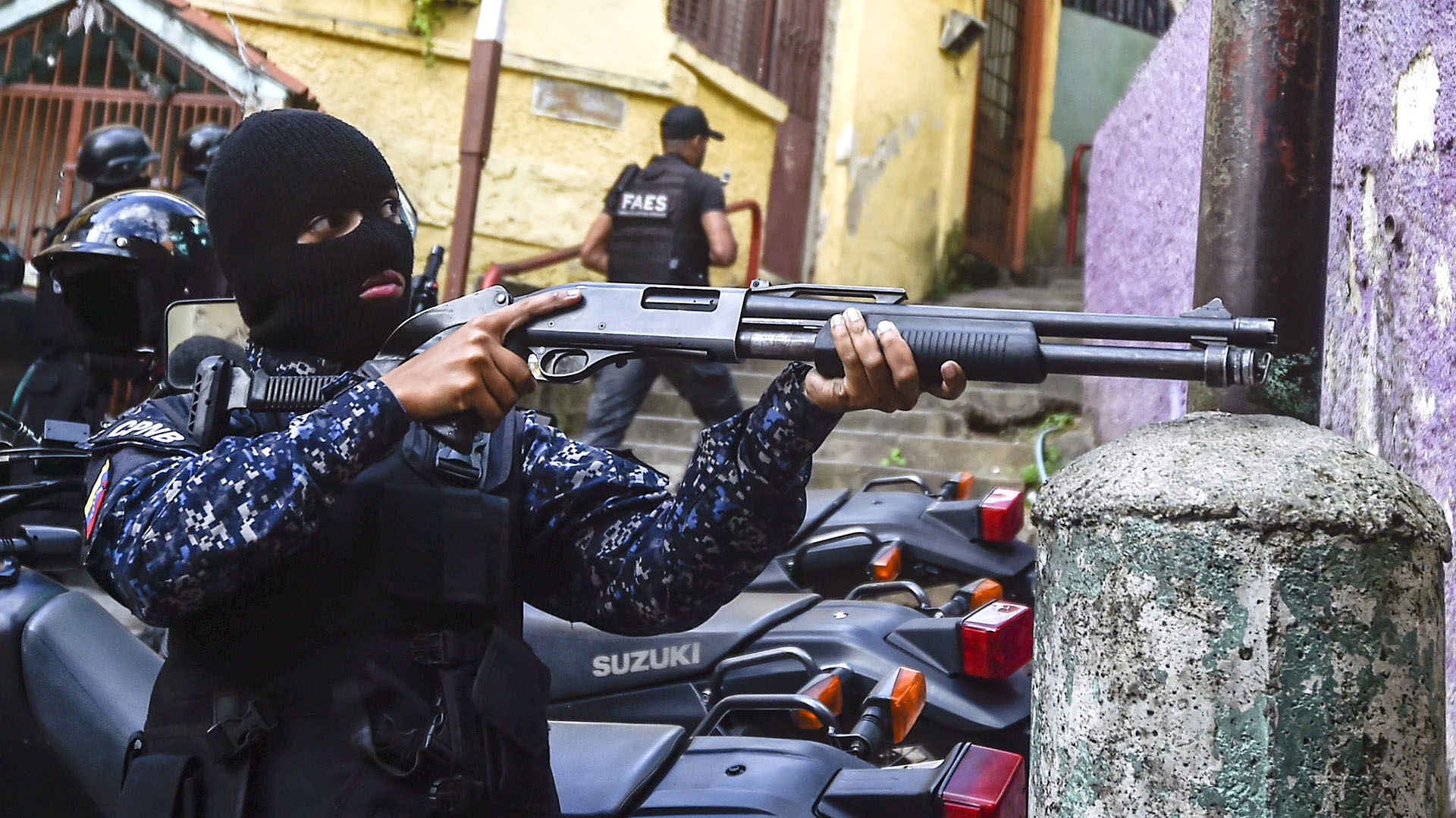 Uniformes policiales y militares, un salvoconducto para el delito en Venezuela