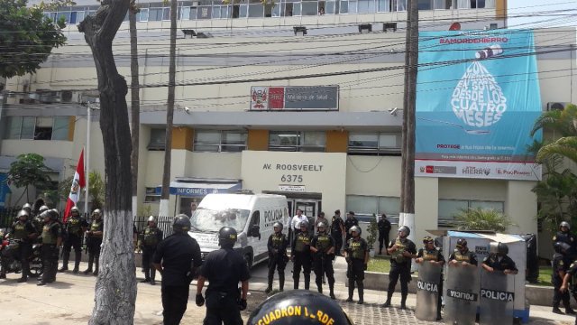 Refuerzan seguridad en exteriores del hospital Casimiro Ulloa a la espera del retiro del cuerpo Foto: @BraianReynaG