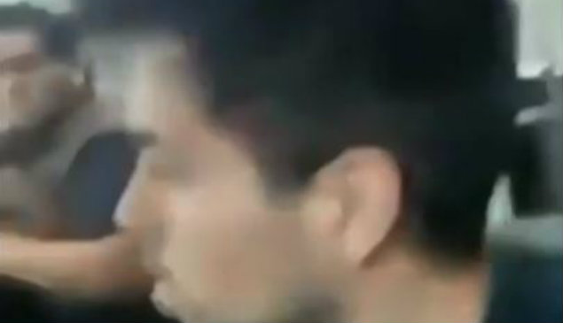 Por cochino… Mujer deja expuesto a un sádico que se jurungaba en un autobús (VIDEO)