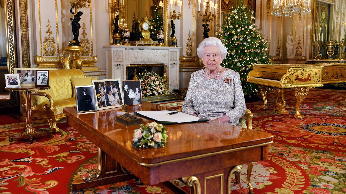 Reina Isabel II aprueba formalmente la suspensión del Parlamento