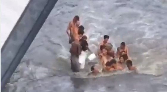 EN VIDEO: Policía muestra como varios niños se bañan en el Guaire