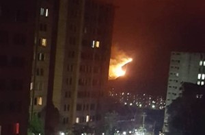 Fuerte incendio en El Ávila durante la noche de este #6Abr (Fotos y Video)