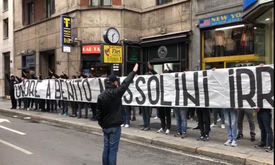 ¡Qué vergüenza! Despliegan una pancarta a favor de Mussolini antes del Milan-Lazio (Video)