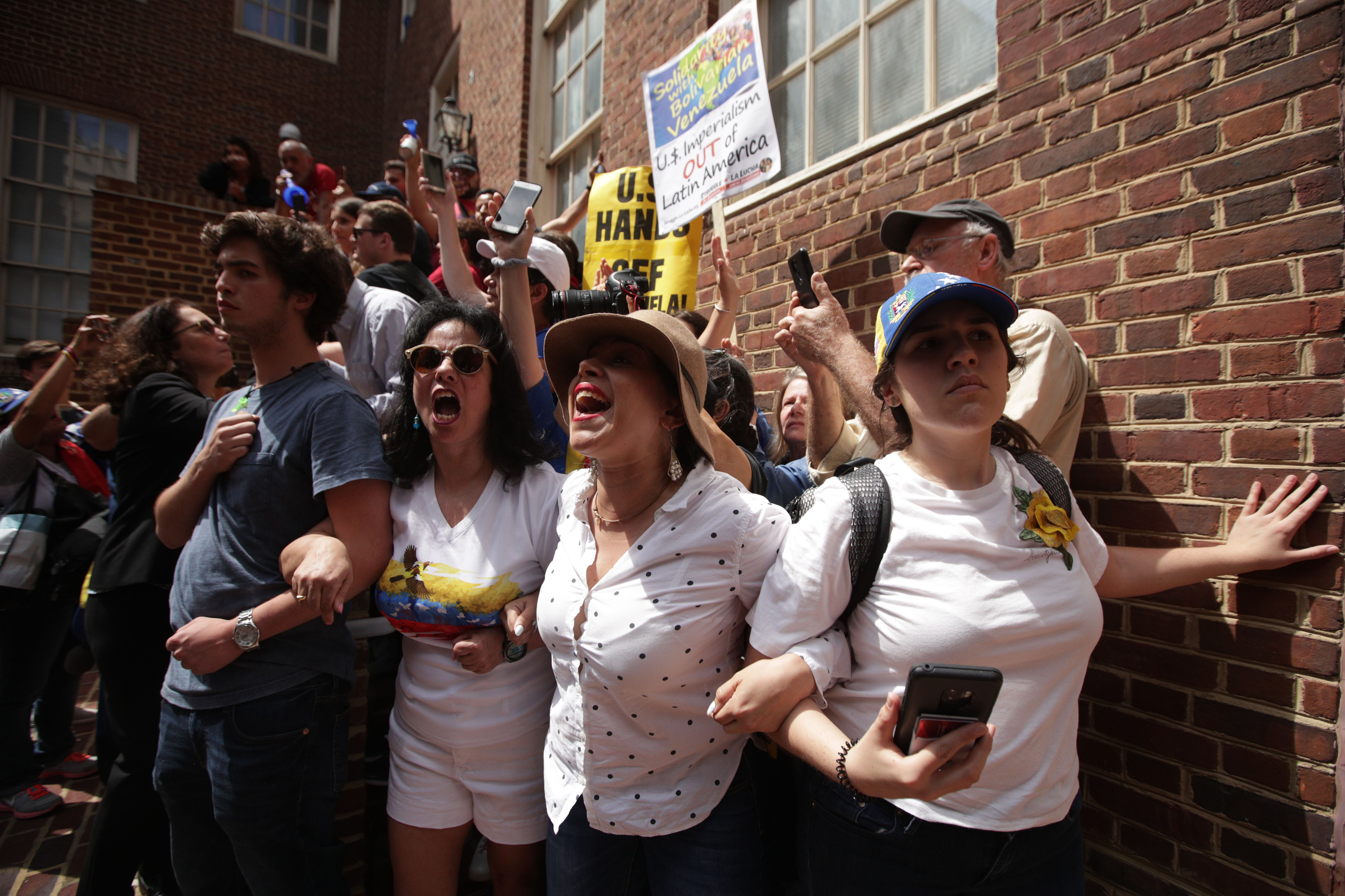 El mundo al revés: El trágico teatro del absurdo en la embajada de Venezuela en Washington