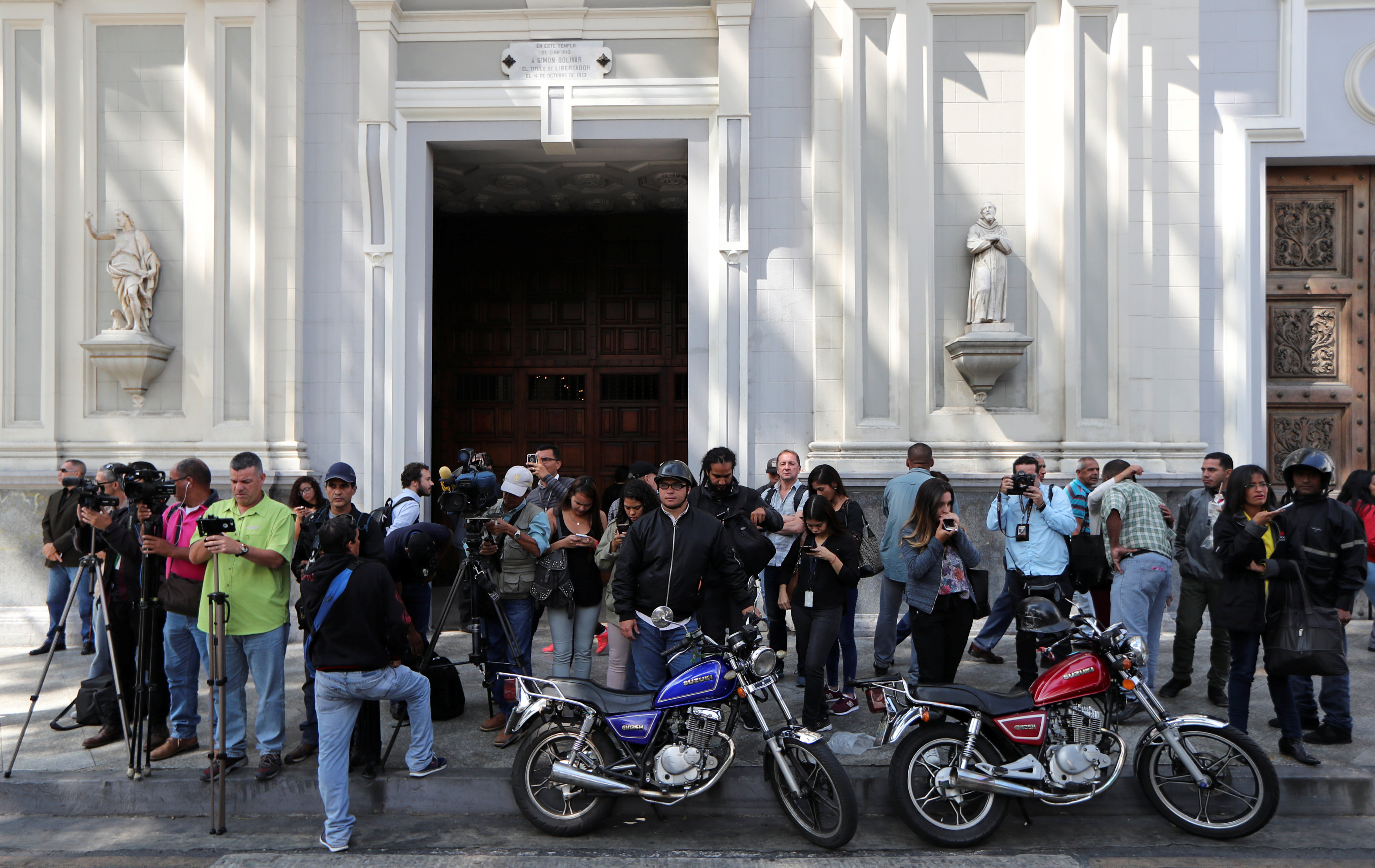 GNB impide acceso a la prensa a la Asamblea Nacional mientras colectivos amenazan a diputados (FOTOS)