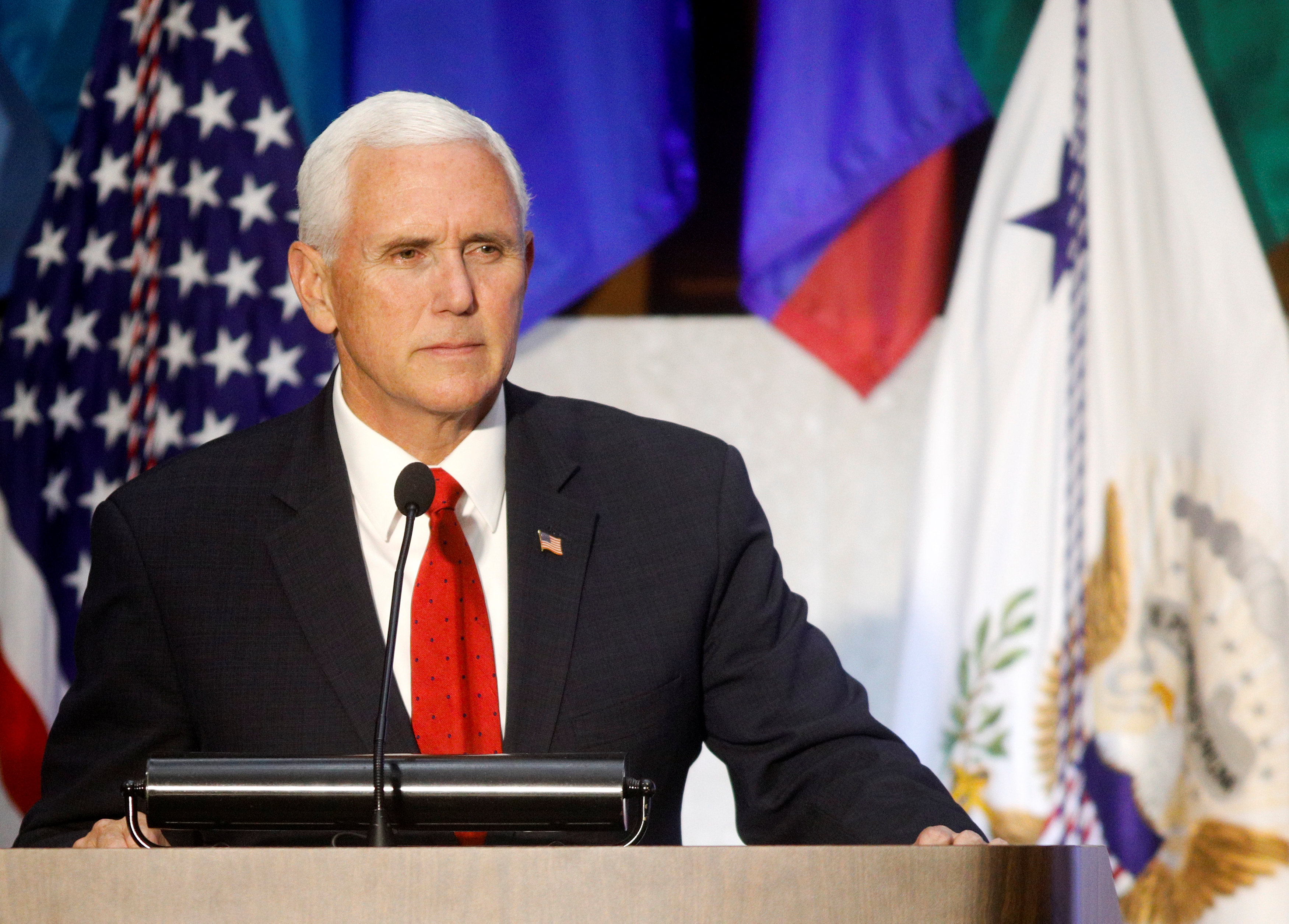 Pence anuncia cese de sanciones a exdirector del Sebin, por separarse de Maduro