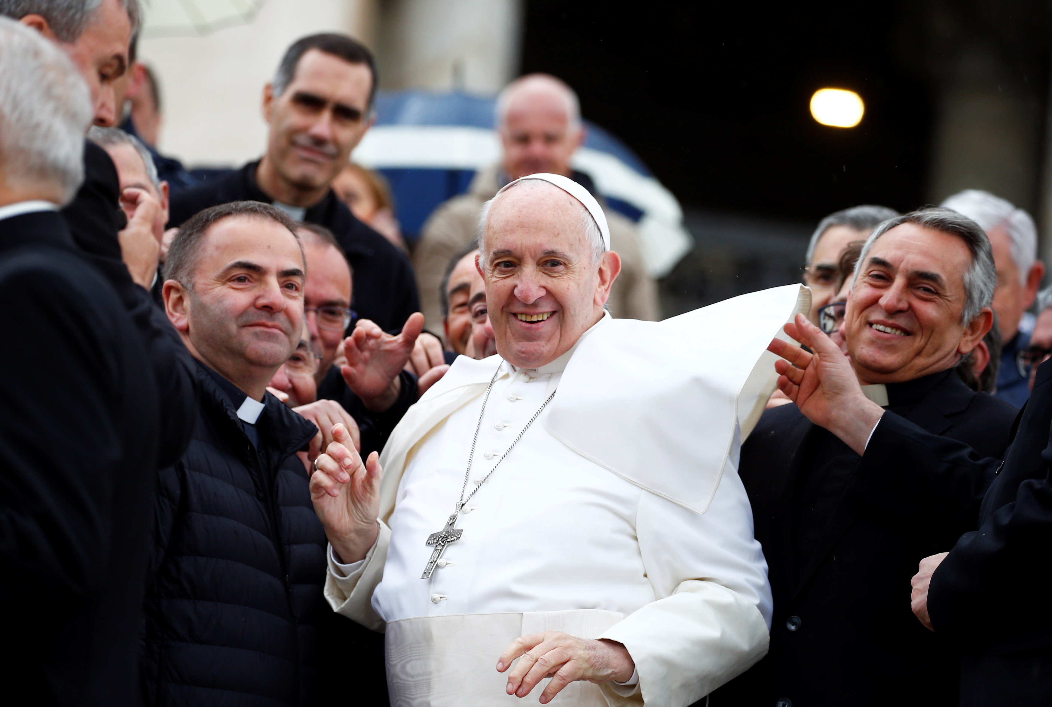 El papa Francisco lleva en su papamóvil durante la audiencia a ocho niños refugiados