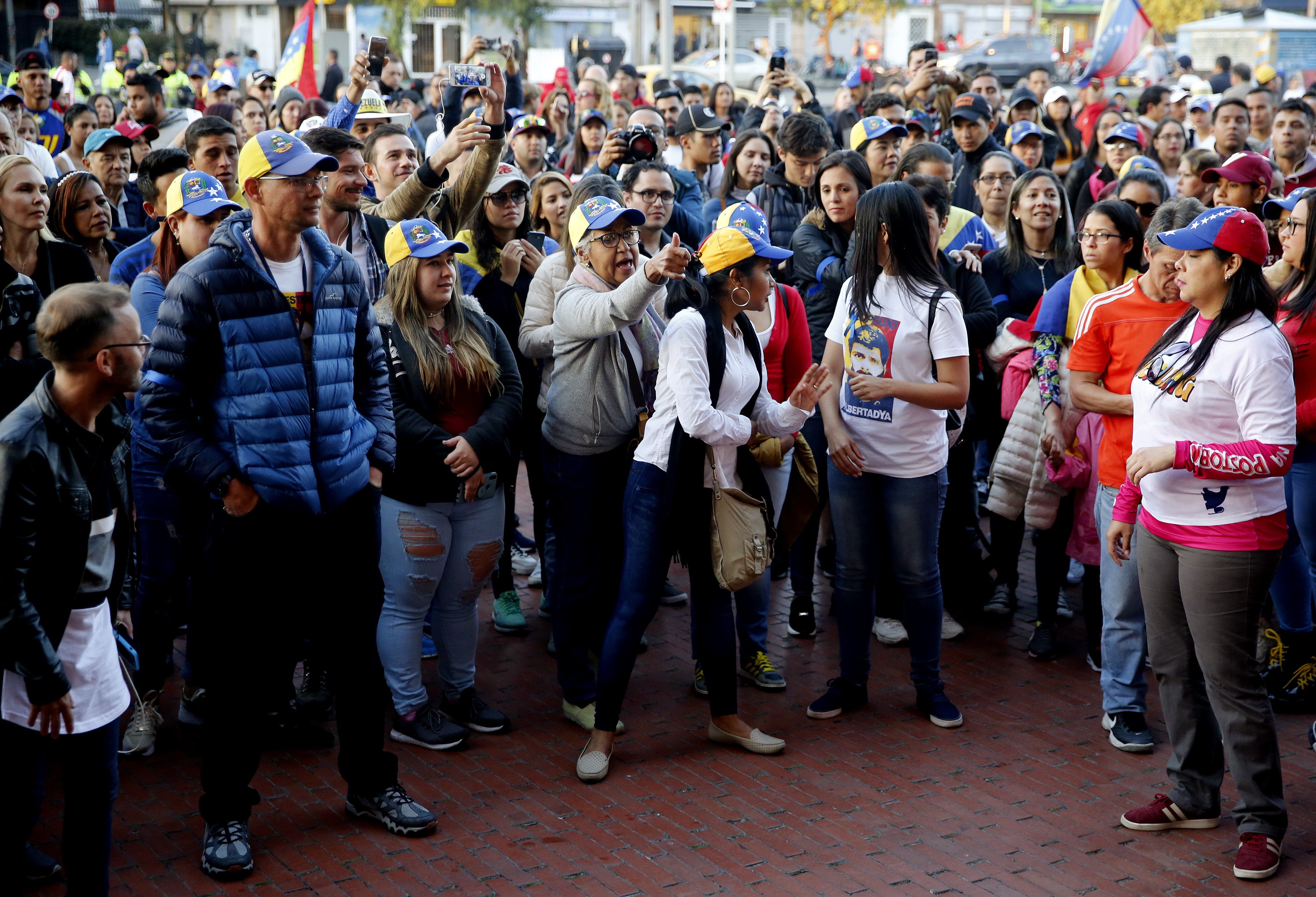Venezolanos apoyan en Colombia la Operación Libertad de Guaidó (FOTOS)