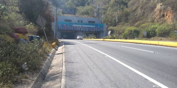 Con dos pistolas y una granada roban a 40 pasajeros en la autopista Caracas-La Guaira