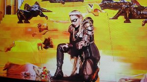 Madonna se viste de Juana de Arco en la final de Eurovisión