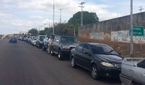 Las kilométricas colas por gasolina se han convertido en la rutina de los guayaneses