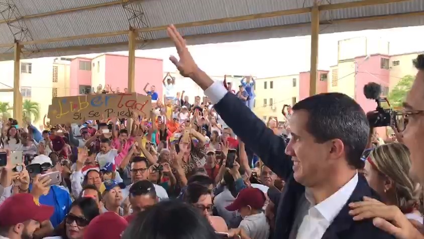 EN VIDEO: Una gran multitud de larenses arroparon a  Juan Guaidó en su llegada a la urbanización El Obelisco