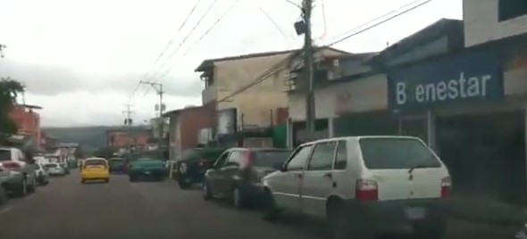 Caos y cierre de vías por escasez de gasolina en San Cristóbal