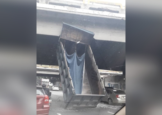 Un camión impactó contra parte baja del elevado de Puente Hierro #9May (fotos)