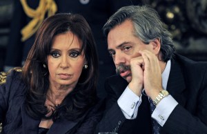 Kirchner encara un juicio por corrupción en medio de la campaña electoral argentina