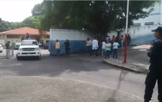 Policía amedrenta a equipo de VPI que cubría motín en calabozos de Portuguesa #24May (video)