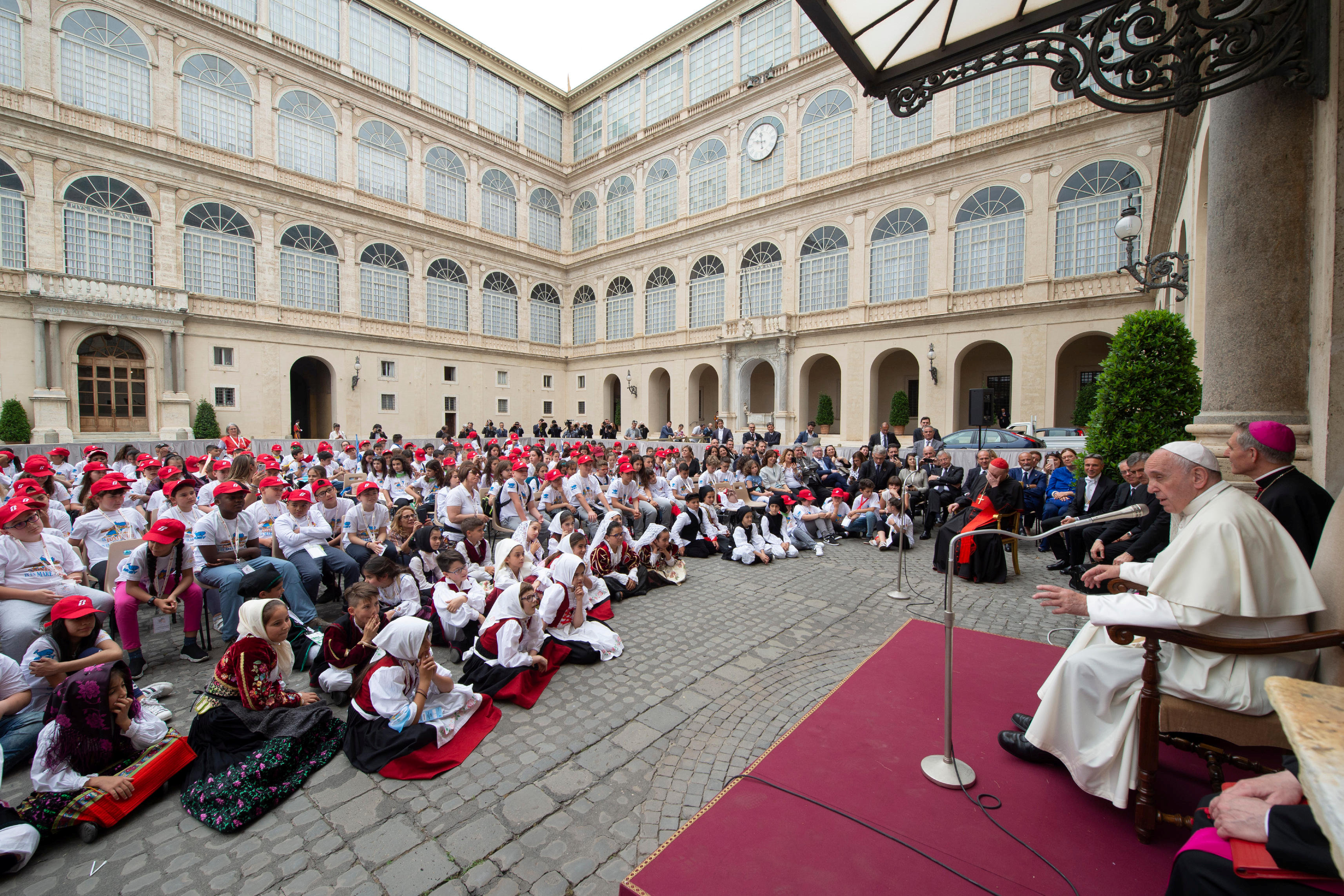 El Papa conversa con 400 niños italianos, afectados por tragedias