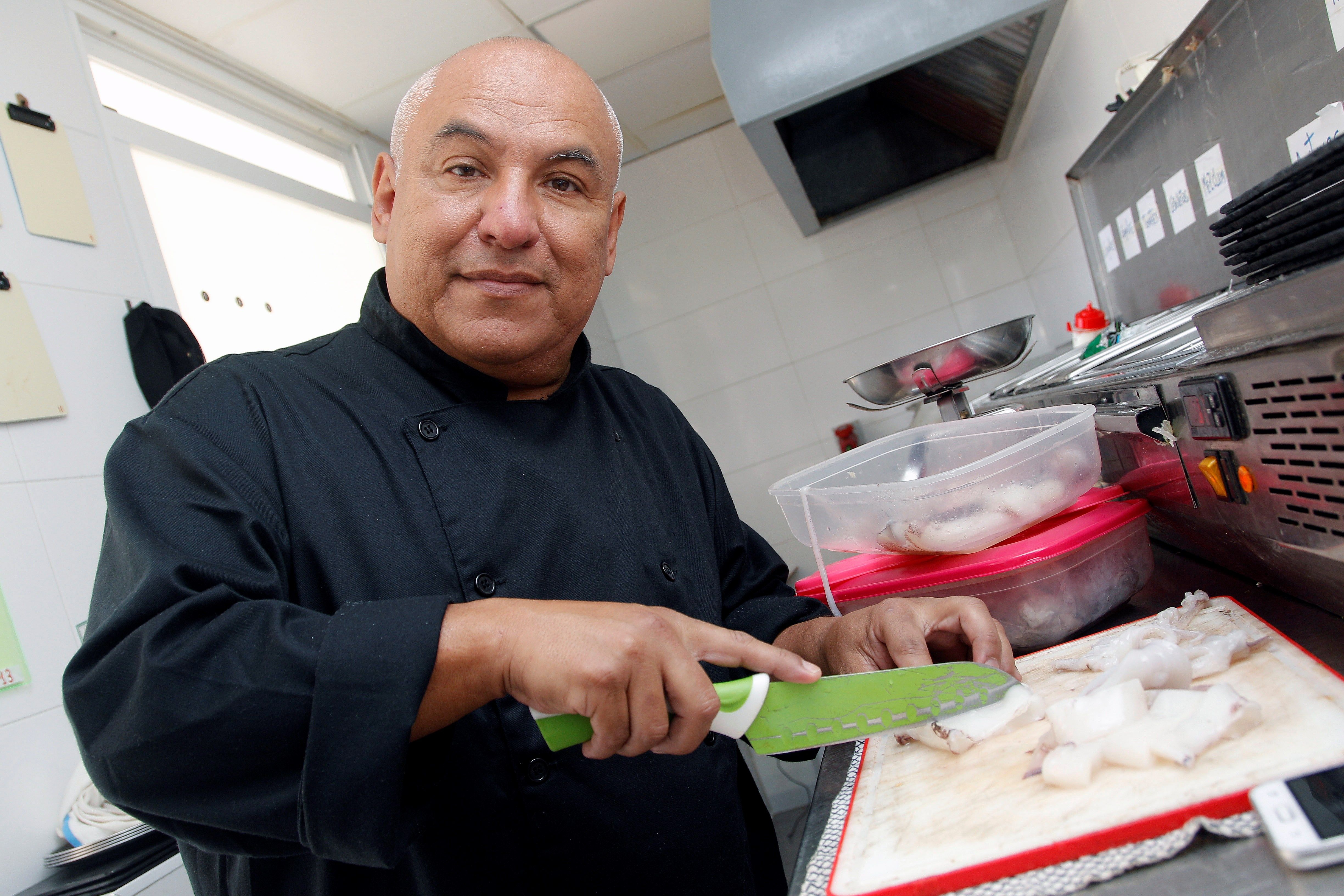 De fiscal en Venezuela a ayudante de cocina: Empezar de cero a los 50 años (Fotos)