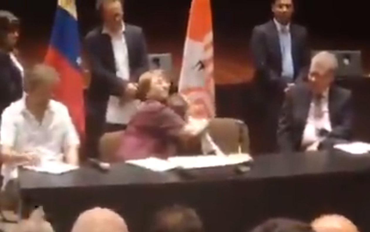 El EMOTIVO abrazo entre Michelle Bachelet y el pequeño hijo de un preso del régimen de Maduro (VIDEO)