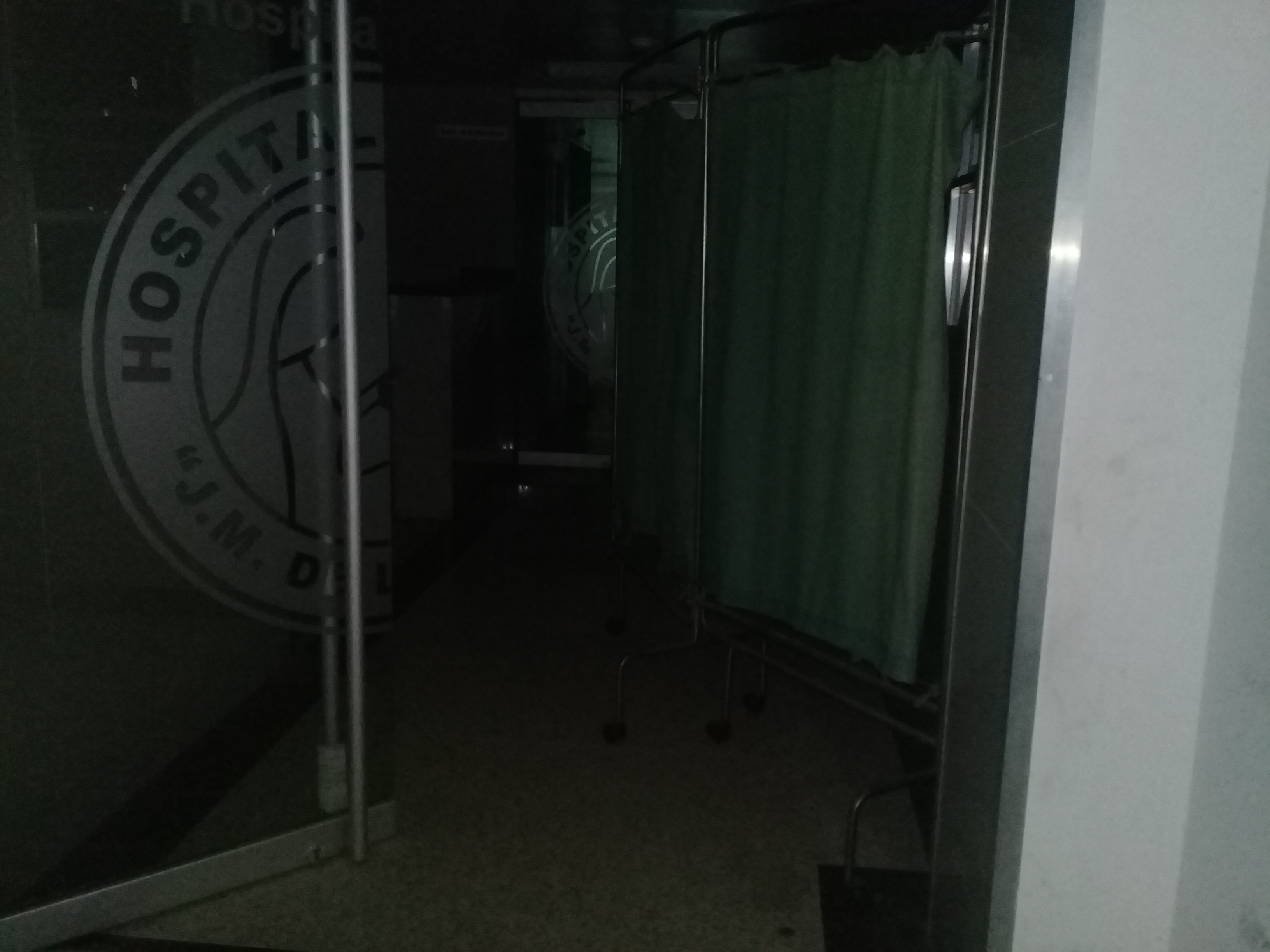 Así es una noche dentro del Hospital JM de los Ríos, afectado por severa crisis (Fotos)