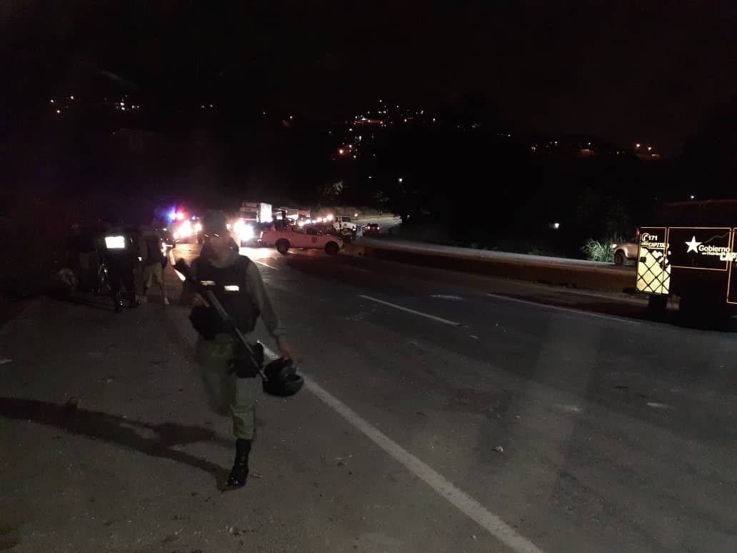 Tanqueta del Ejército chocó y cayó al vacío en la Autopista Regional del Centro (Fotos)