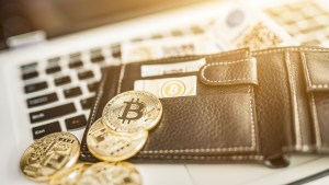 ¿Aceptaría cobrar parte de su sueldo en bitcoin?