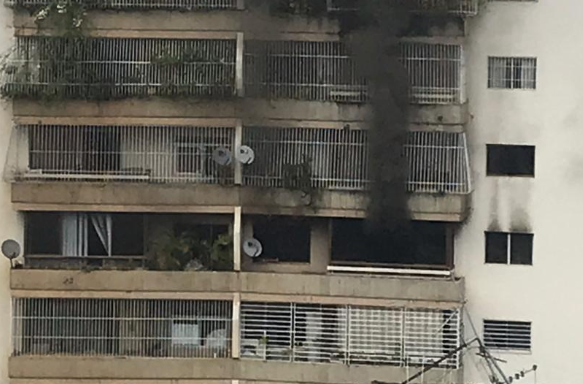 En VIDEO: Reportan incendio en un edificio de La Urbina este #10Jun
